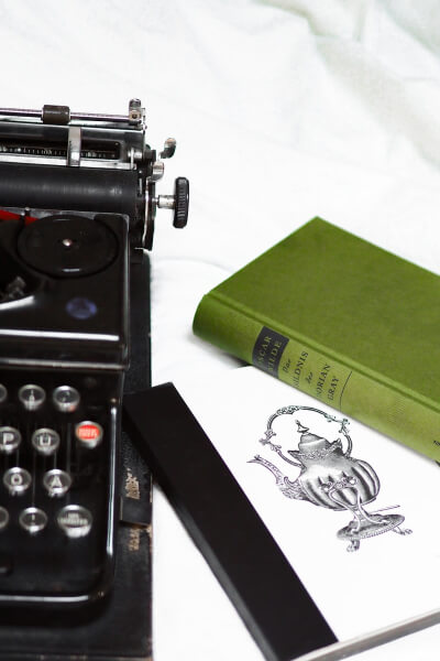 در مورد نویسنده Author Book Store Biography Img 1